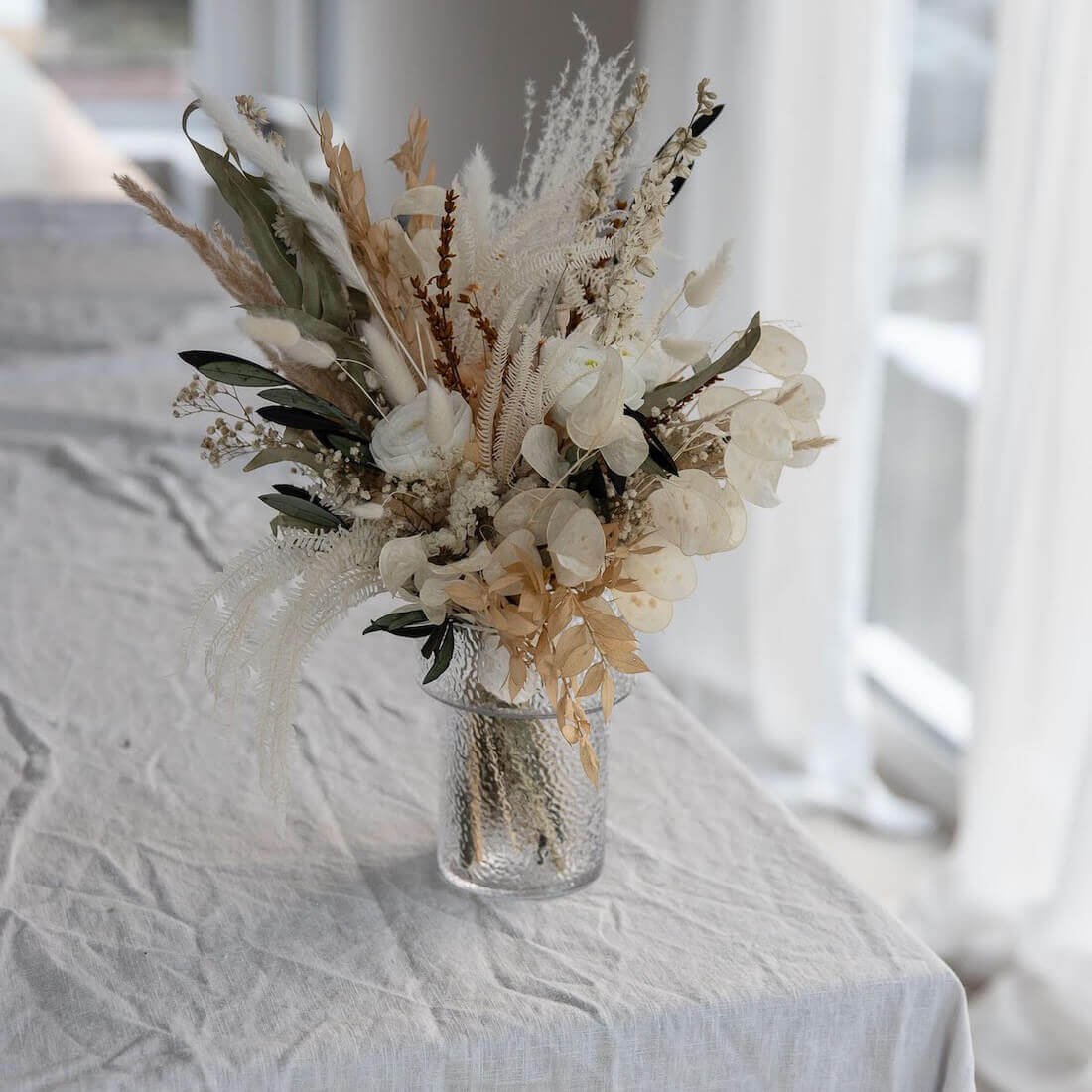 Unvergängliche Schönheit: Trockenblumen-Brautstrauß mit Ranunkeln und Olivenzweigen