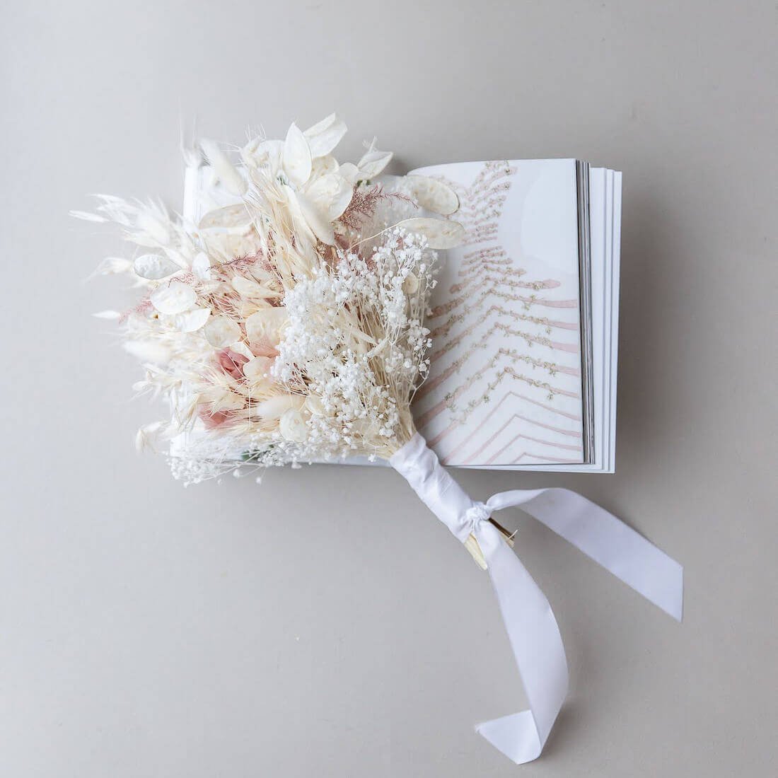 Märchenhaft: Brautstrauß aus Trockenblumen in Rosa und Weiß