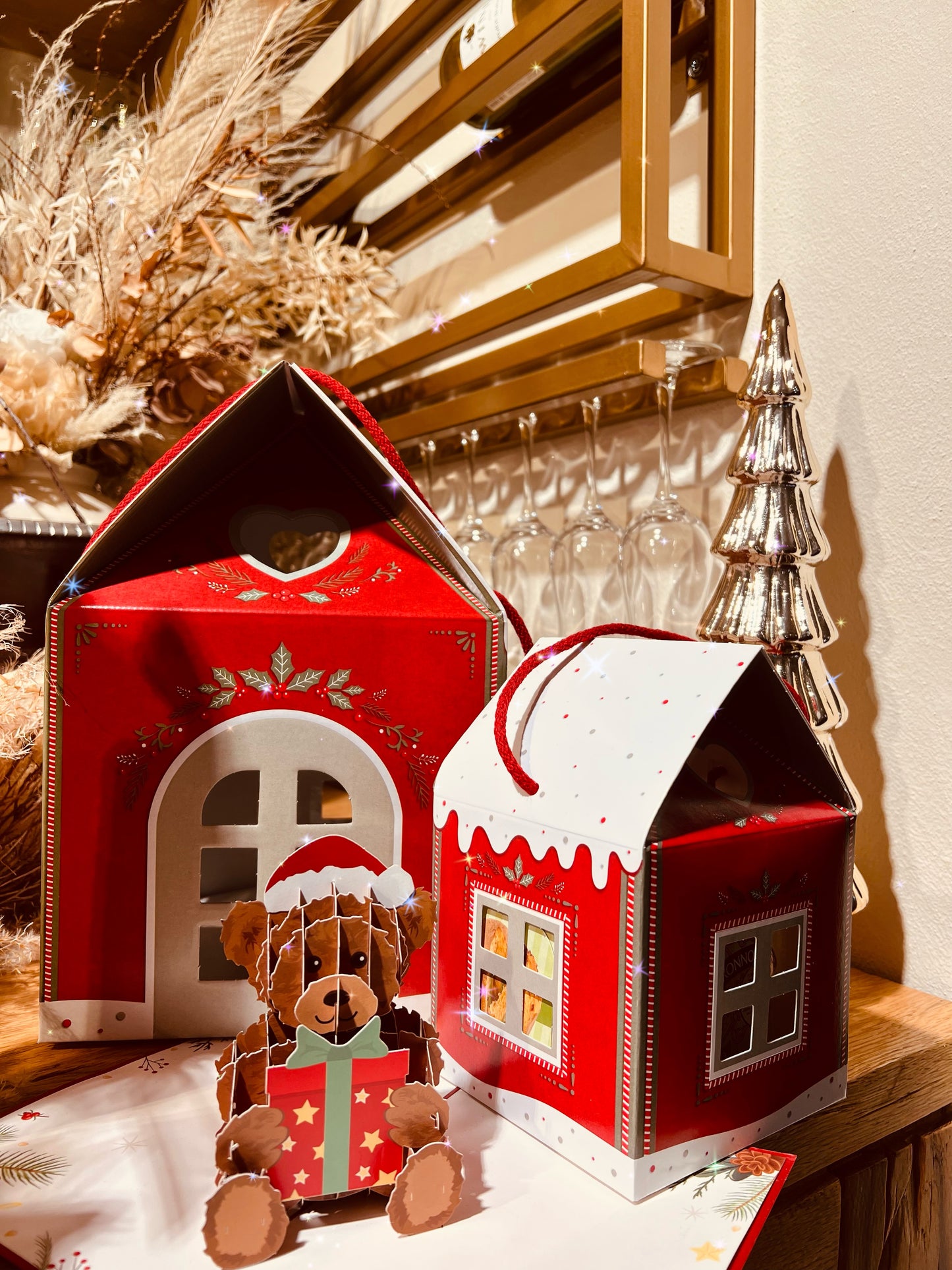 Weihnachtsbox: rotes Haus mit Schnee