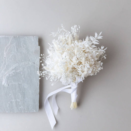 minimalistischer Brautstrauß Trockenblumen weiß