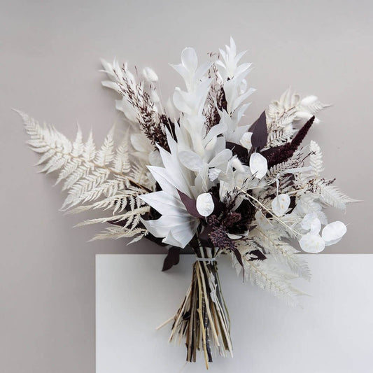 White Romance: Brautstrauß aus Trockenblumen in Weiß und Bordeaux