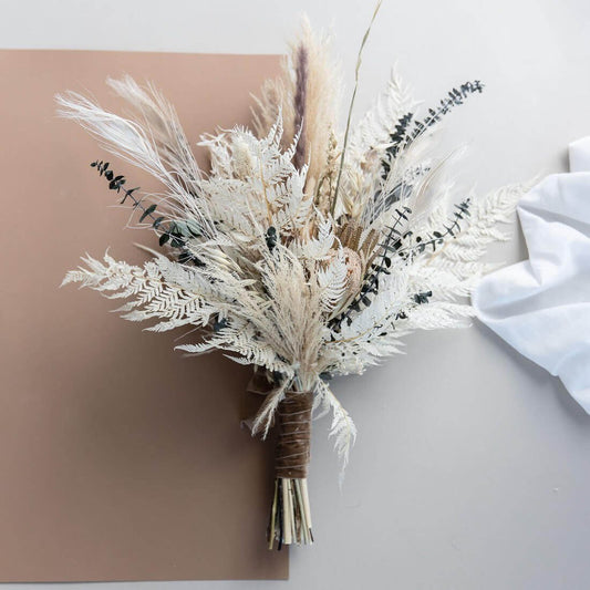 White Boho: Brautstrauß Trockenblumen in beige weiß