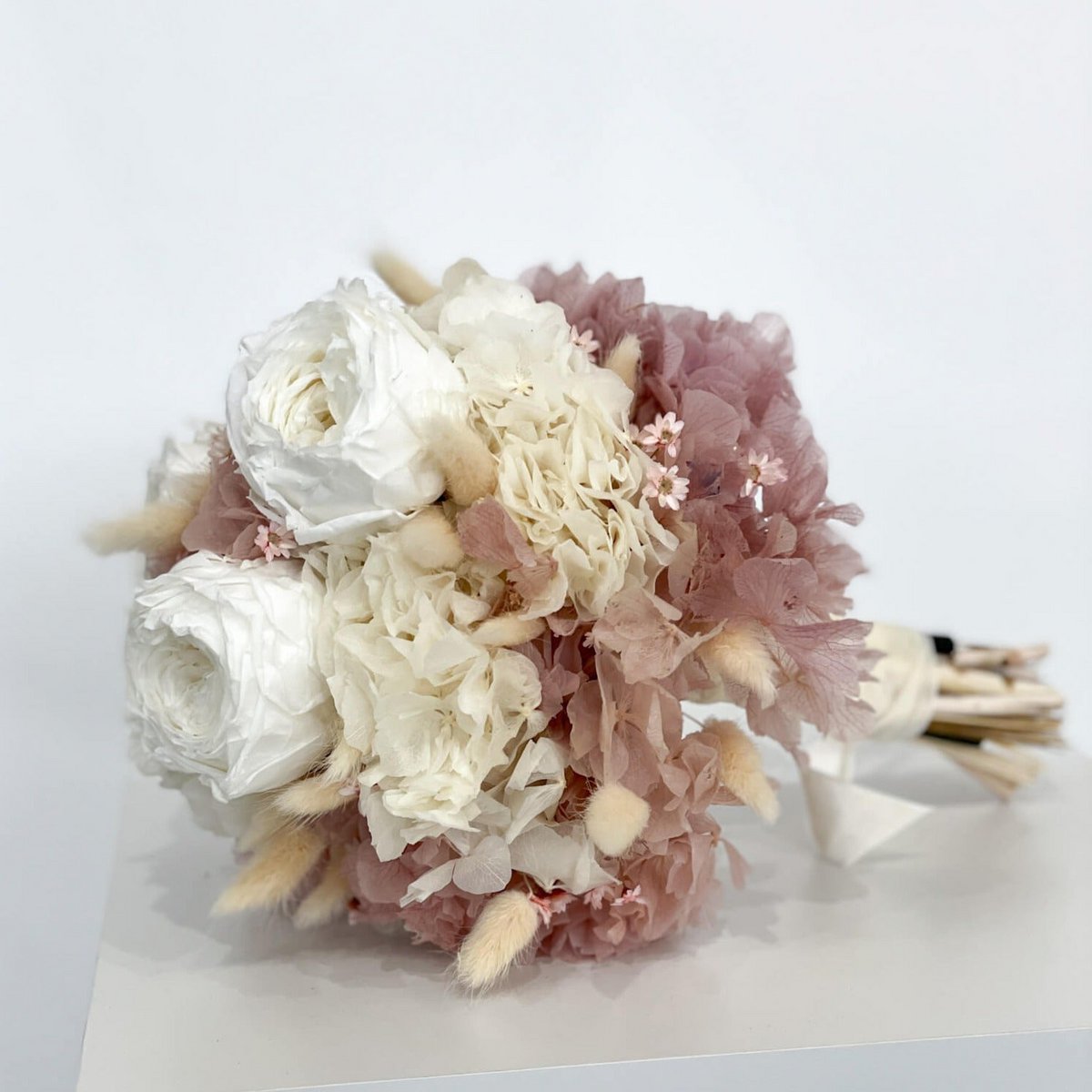 Unendliche Eleganz: Brautstrauß in Zarten Weiß/Creme und Rosé Tönen