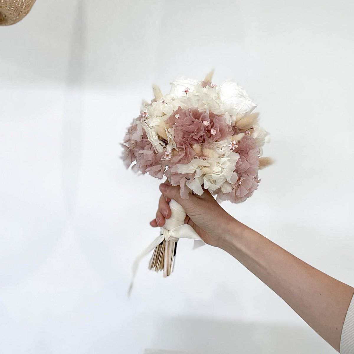 Unendliche Eleganz: Brautstrauß in Zarten Weiß/Creme und Rosé Tönen