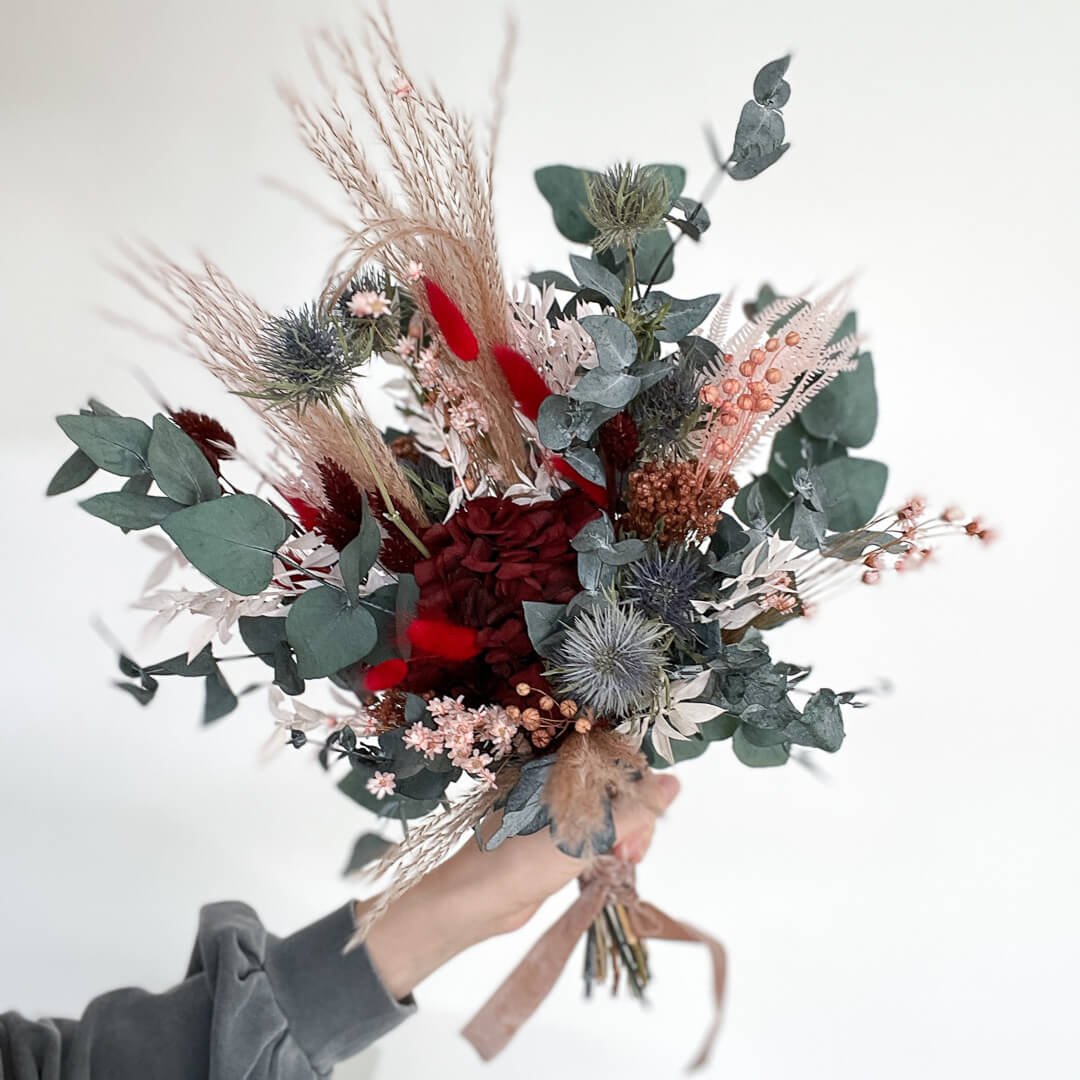 Extravagant: Brautstrauß Trockenblumen Eukalyptus rosa rot