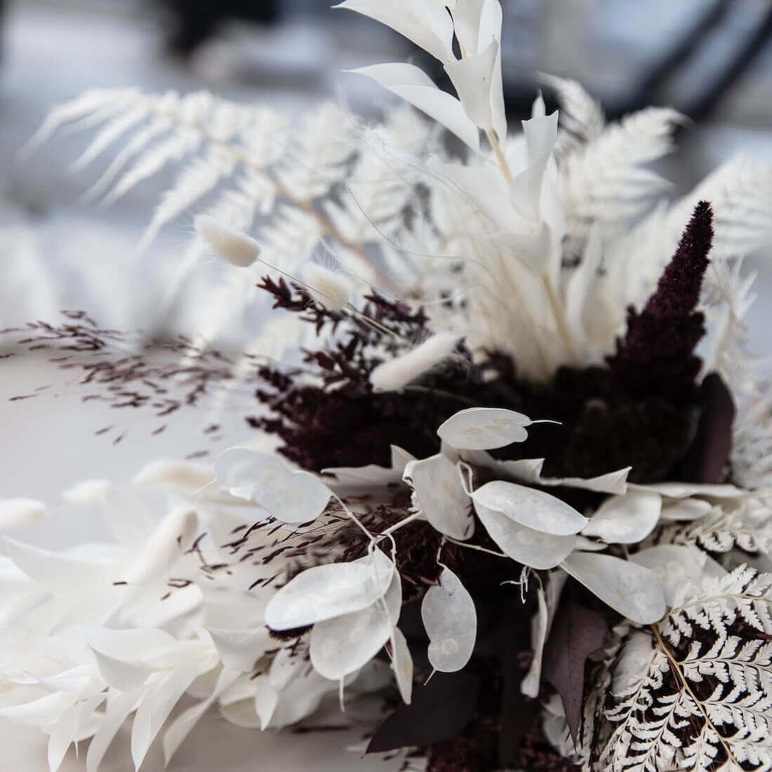 White Romance: Brautstrauß aus Trockenblumen in Weiß und Bordeaux